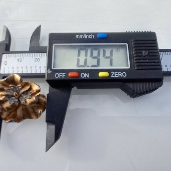 Crown Trifari Pansy Earrings, Clip on Gold, Plated, Rhinestone Crystals, Vintage - Picture 9 of 14